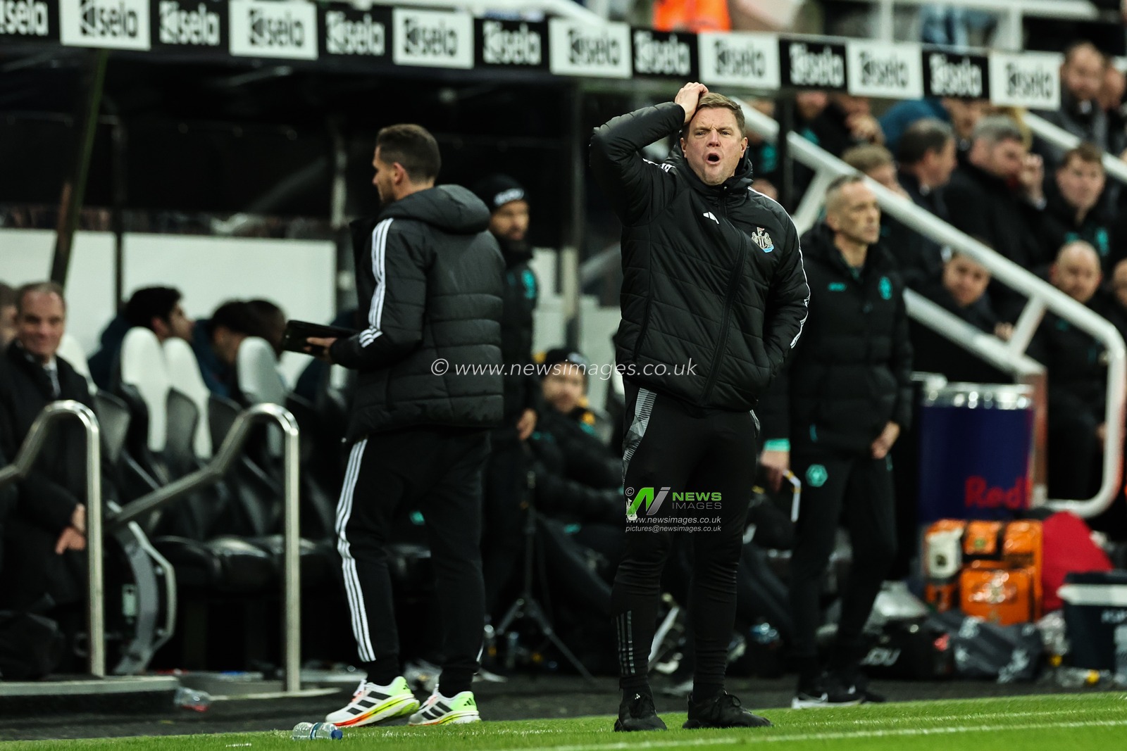 Eddie Howe manager of Newcastle United reacts during the Premier League match Newcastle United vs Wolverhampton Wanderers at St. James's Park, Newcastle, United Kingdom, 15th January 2025

(Photo by Mark Cosgrove/News Images)