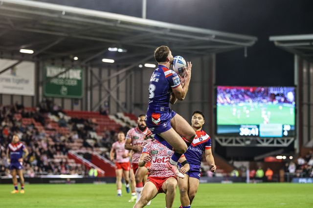 Josh Rourke of Wakefield Trinity jumps up to win the high ball during the Betfred Super League play-off Eliminator 1 match Leigh Leopards vs Wakefield Trinity at Progress With Unity Stadium, Leigh, United Kingdom, 26th September 2025

(Photo by Alfie Cosgrove/News Images)