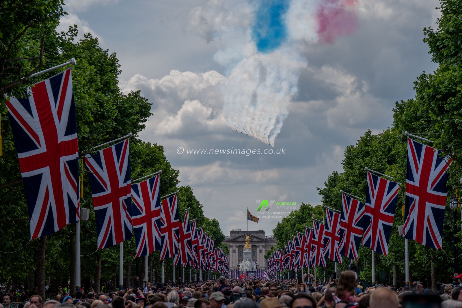 Red Arrows heading down the mall towards Buckingham Palace