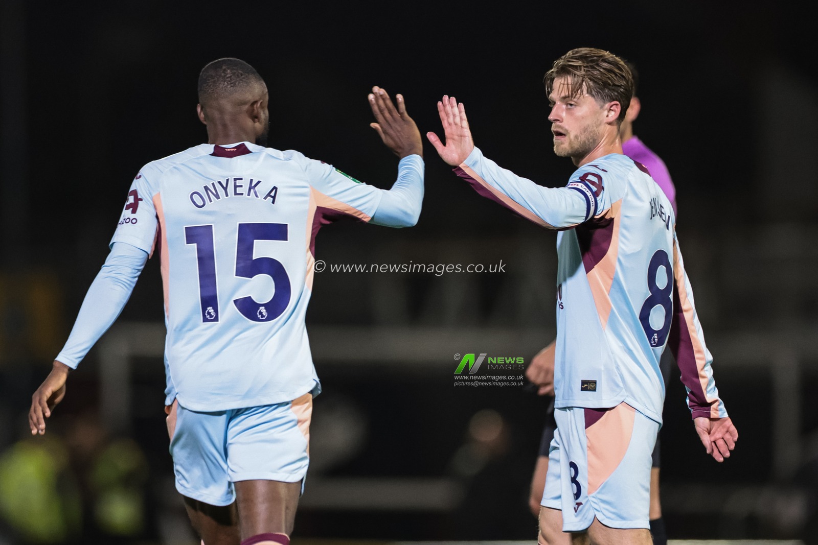 Mathias Jensen of Brentford celebrates his goal to make it 0-1 with team mates during the Carabao Cup Last 16 Grimsby Town vs Brentford at Blundell Park, Cleethorpes, United Kingdom, 28th October 2025

(Photo by Mark Cosgrove/News Images)

*** GER AUT SUI OUT ***