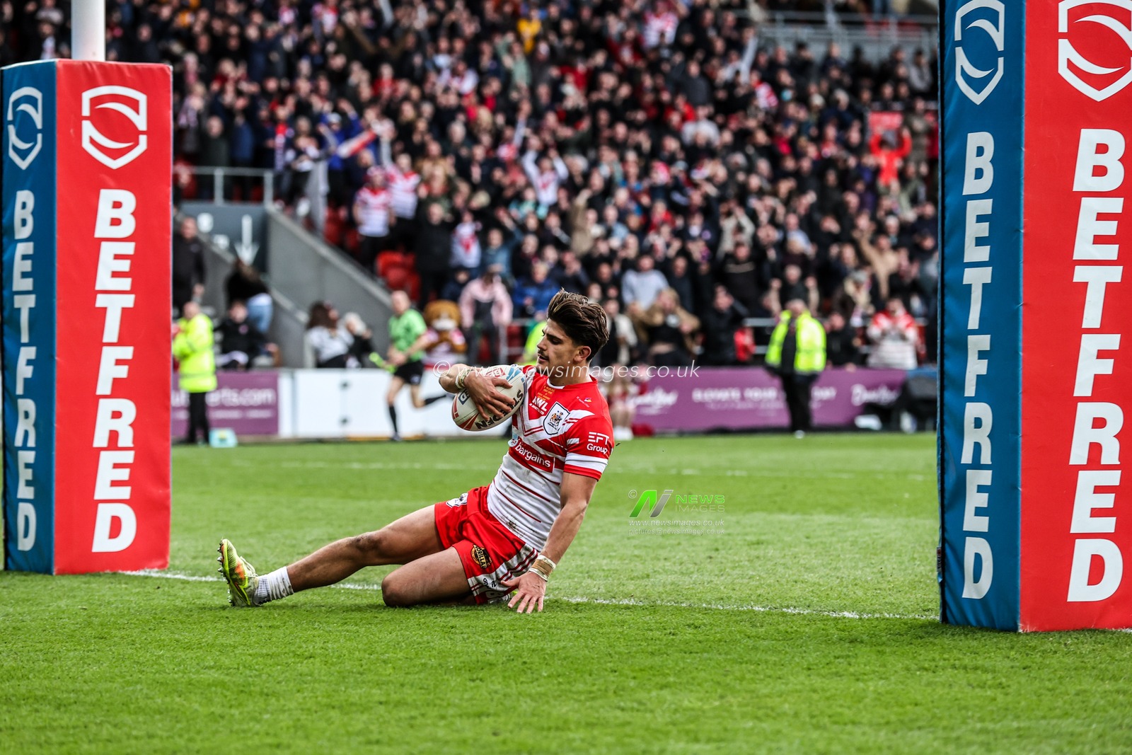 Bill Leyland of St Helens goes over for a try during the Betfred Super League round 7 match St Helens vs Wigan Warriors at The BrewDog Stadium, St Helens, United Kingdom on 03 April 2026

(Photo by Alfie Cosgrove/News Images)