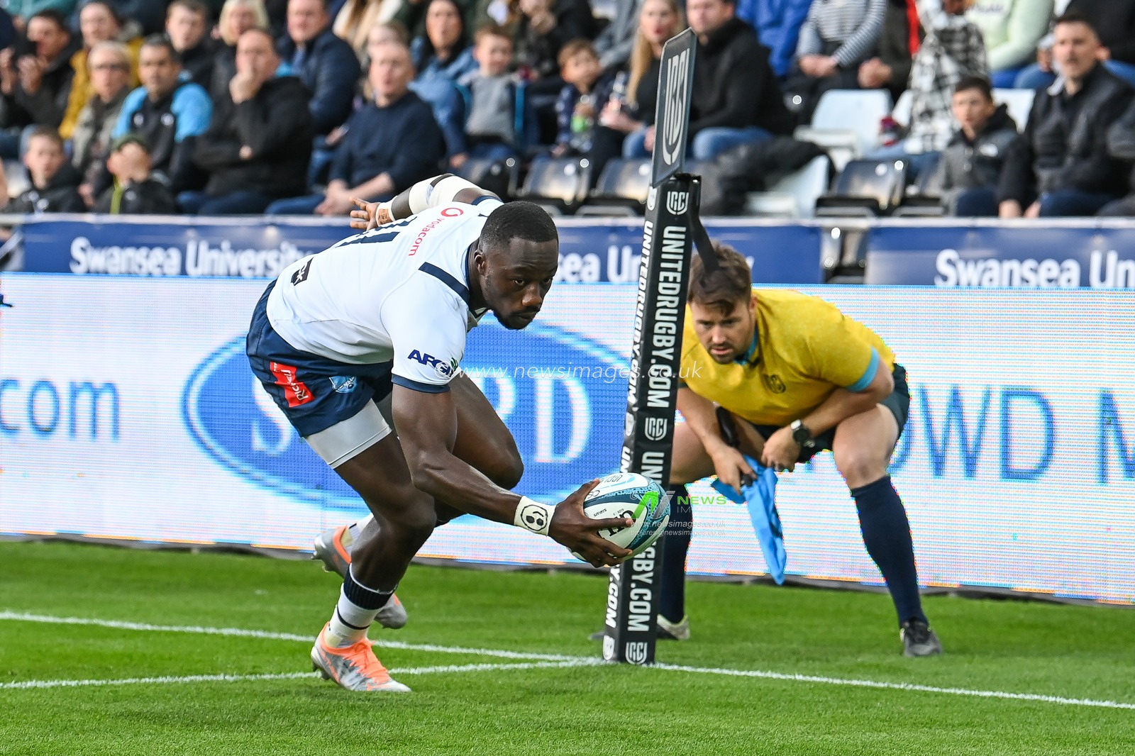 Madosh Tambwe of Vodacom Bulls goes over for a try