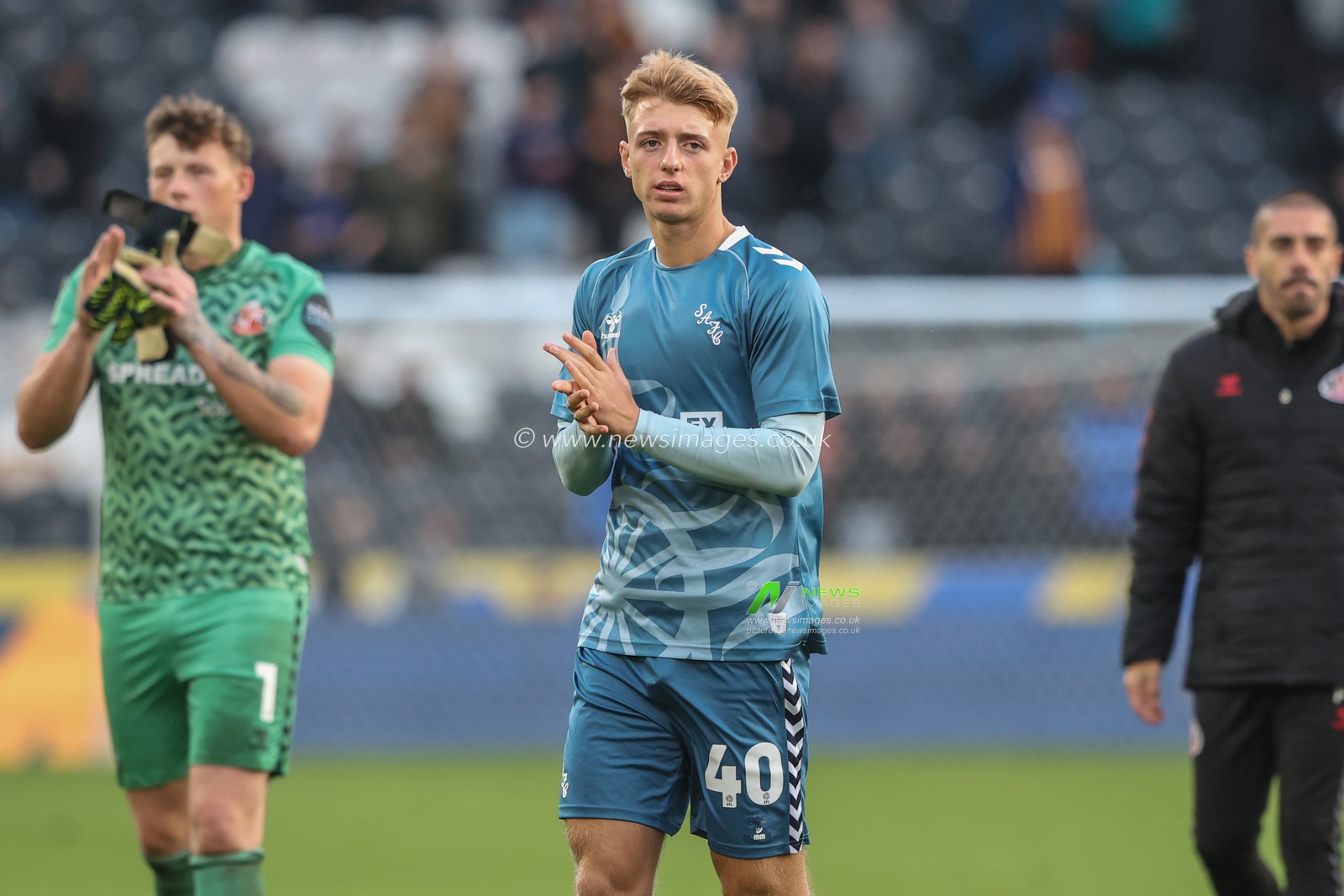 Tom Watson of Sunderland applauds the travelling fans after the game during the Sky Bet Championship match Hull City vs Sunderland at MKM Stadium, Hull, United Kingdom, 20th October 2024

(Photo by Alfie Cosgrove/News Images)