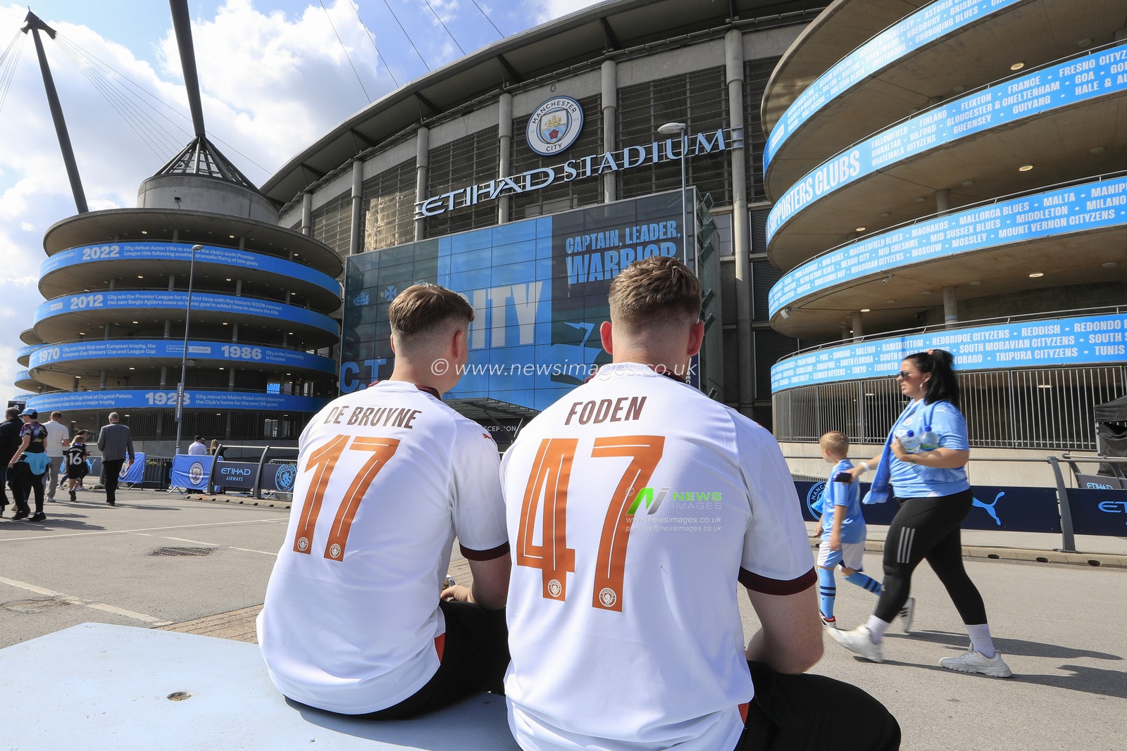 City fans outside The Etihad Stadium ahead of the Premier League match Manchester City vs Fulham at Etihad Stadium, Manchester, United Kingdom, 2nd September 2023

(Photo by Conor Molloy/News Images)