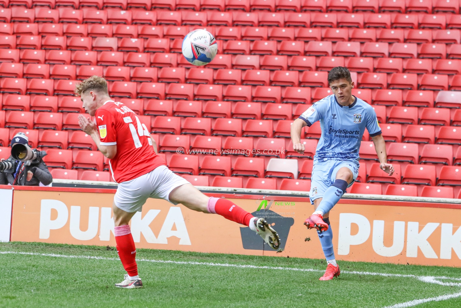 Ryan Giles (on loan from Wolverhampton Wanderers) (18) of Coventry City crosses the ball into Barnsleyâ€™s area