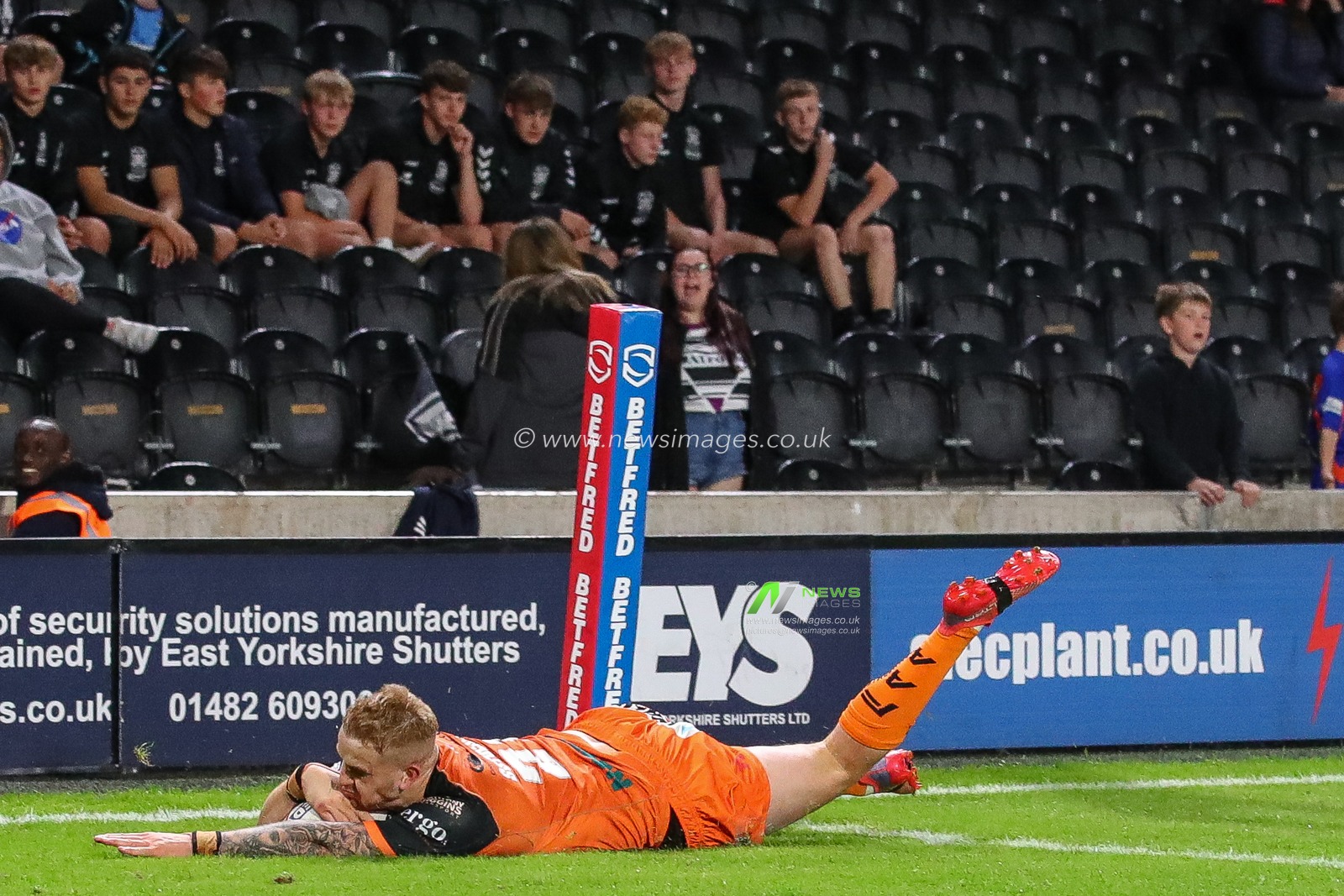 Alex Sutcliffe #21 of Castleford Tigers goes over for the eighth Castleford try of the match