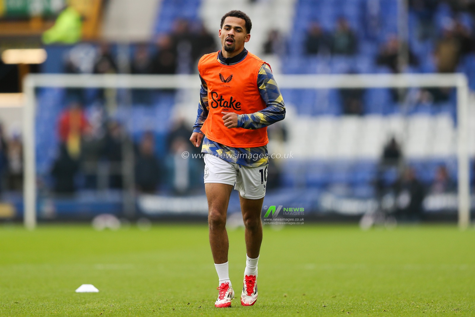 Iliman Ndiaye of Everton warms up prior to the Premier League match Everton vs Tottenham Hotspur at Goodison Park, Liverpool, United Kingdom, 19th January 2025

(Photo by Gareth Evans/News Images)