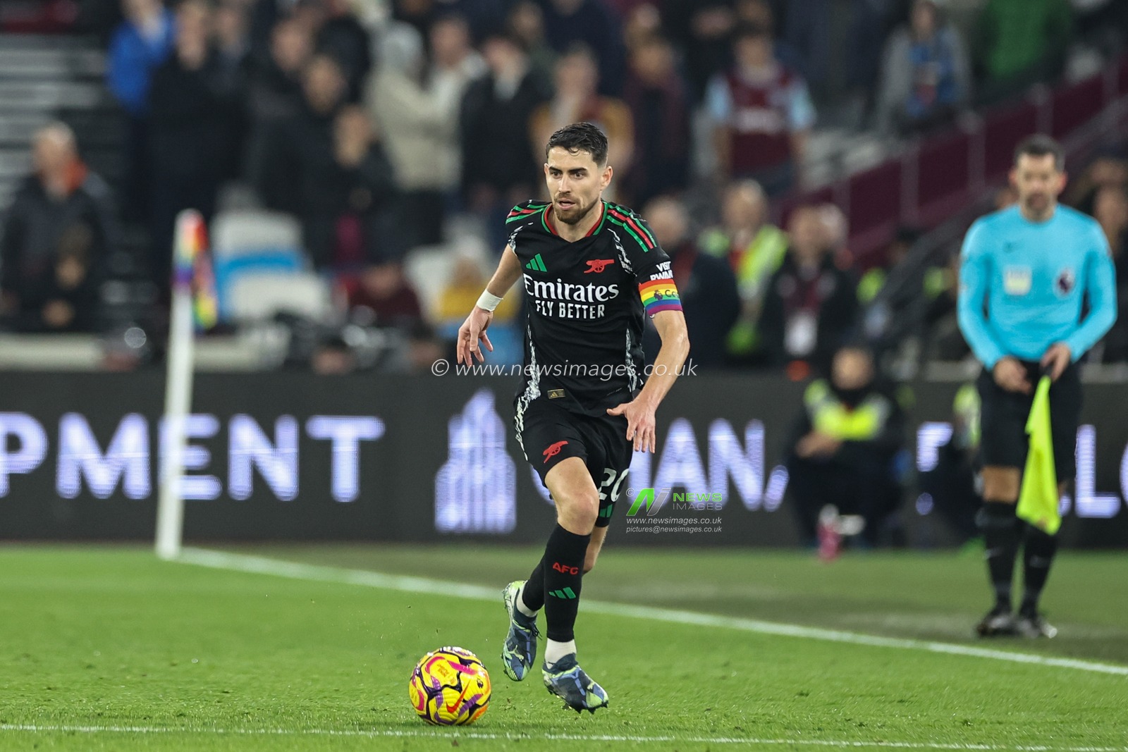 Jorginho of Arsenal breaks with the ball during the Premier League match West Ham United vs Arsenal at London Stadium, London, United Kingdom, 30th November 2024

(Photo by Mark Cosgrove/News Images)