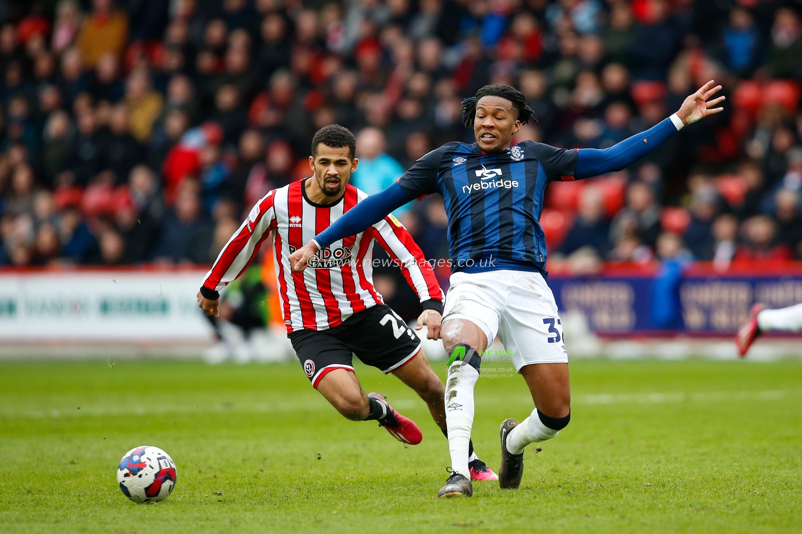 Iliman Ndiaye #29 of Sheffield United and Gabriel Osho #32 of Luton Town during the Sky Bet Championship match Sheffield United vs Luton Town at Bramall Lane, Sheffield, United Kingdom, 11th March 2023

(Photo by Ben Early/News Images)