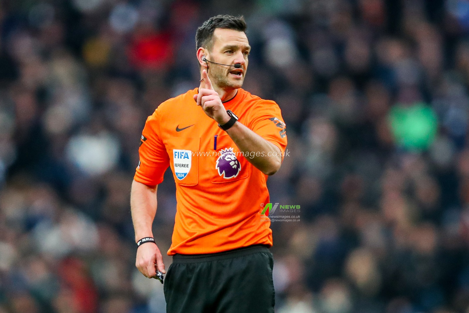 Referee Andrew Madley gives instructions during the Premier League match Tottenham Hotspur vs Newcastle United at Tottenham Hotspur Stadium, London, United Kingdom, 4th January 2025

(Photo by Izzy Poles/News Images)
