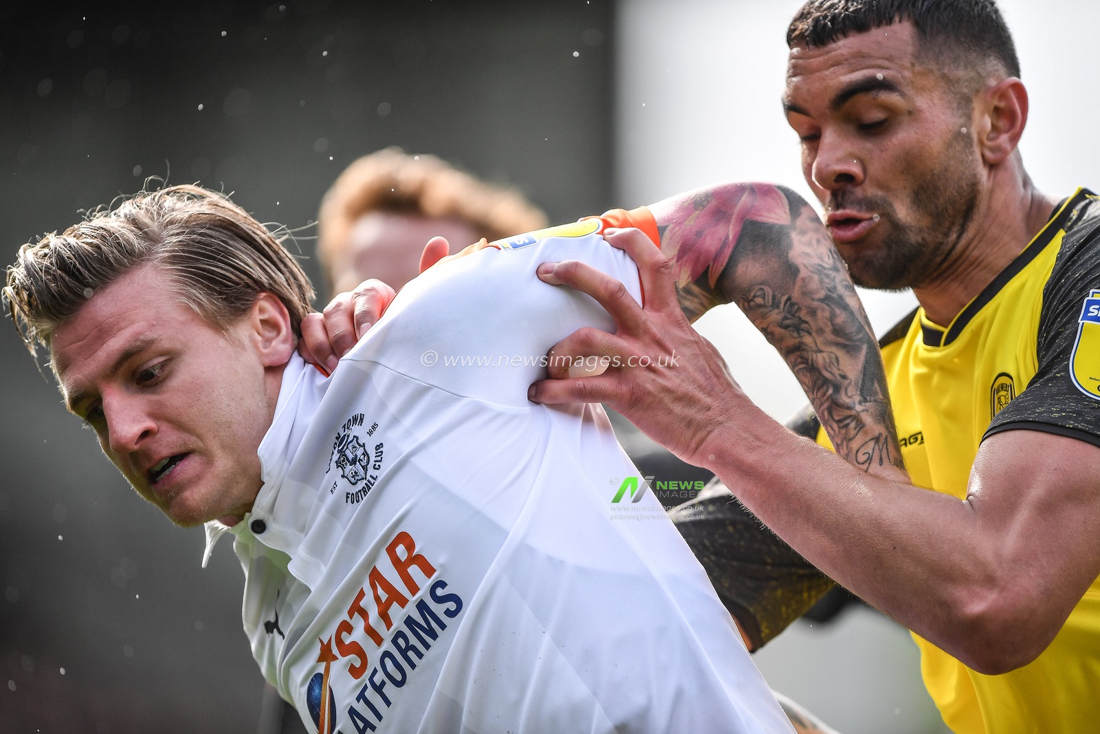 27th April 2019, Pirelli Stadium, Burton upon Trent, England; Sky Bet League One, Burton Albion vs Luton Town ; Jason Cummings (23) of Luton Town battles with Colin Daniel (26) of Burton Albion 


Credit: Jon Hobley/News Images

English Football League images are subject to DataCo Licence