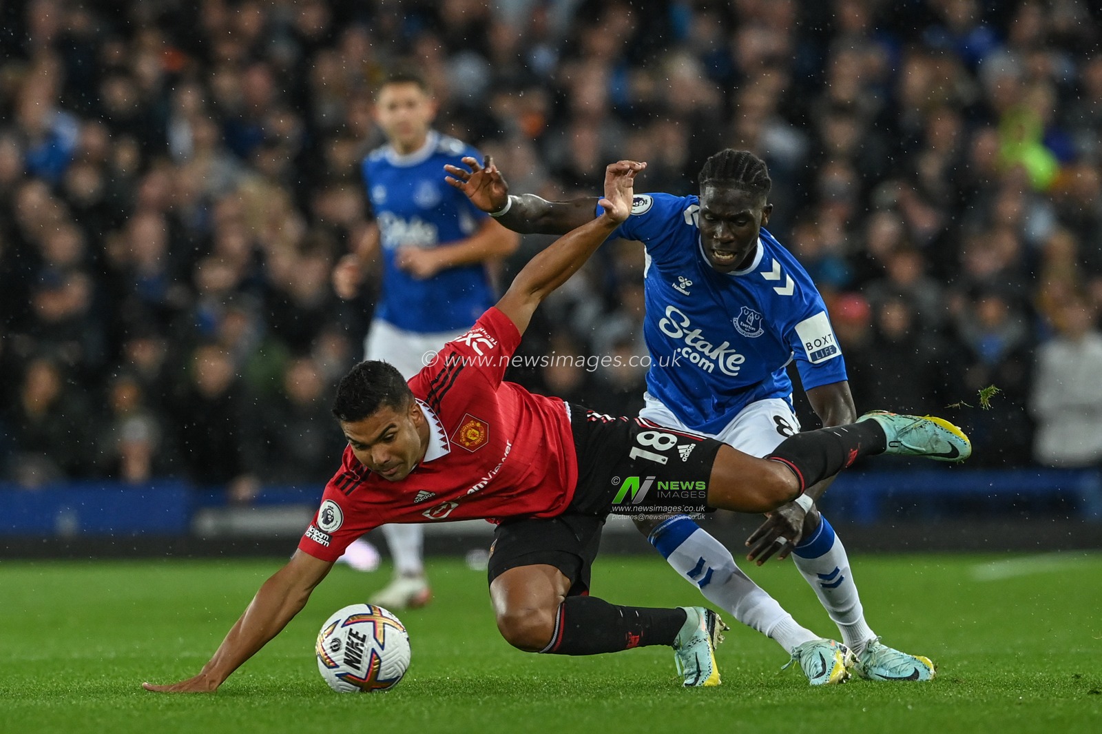 Casemiro #18 of Manchester United and Amadou Onana #8 of Everton battle for the ball during the Premier League match Everton vs Manchester United at Goodison Park, Liverpool, United Kingdom, 9th October 2022

(Photo by Craig Thomas/News Images)