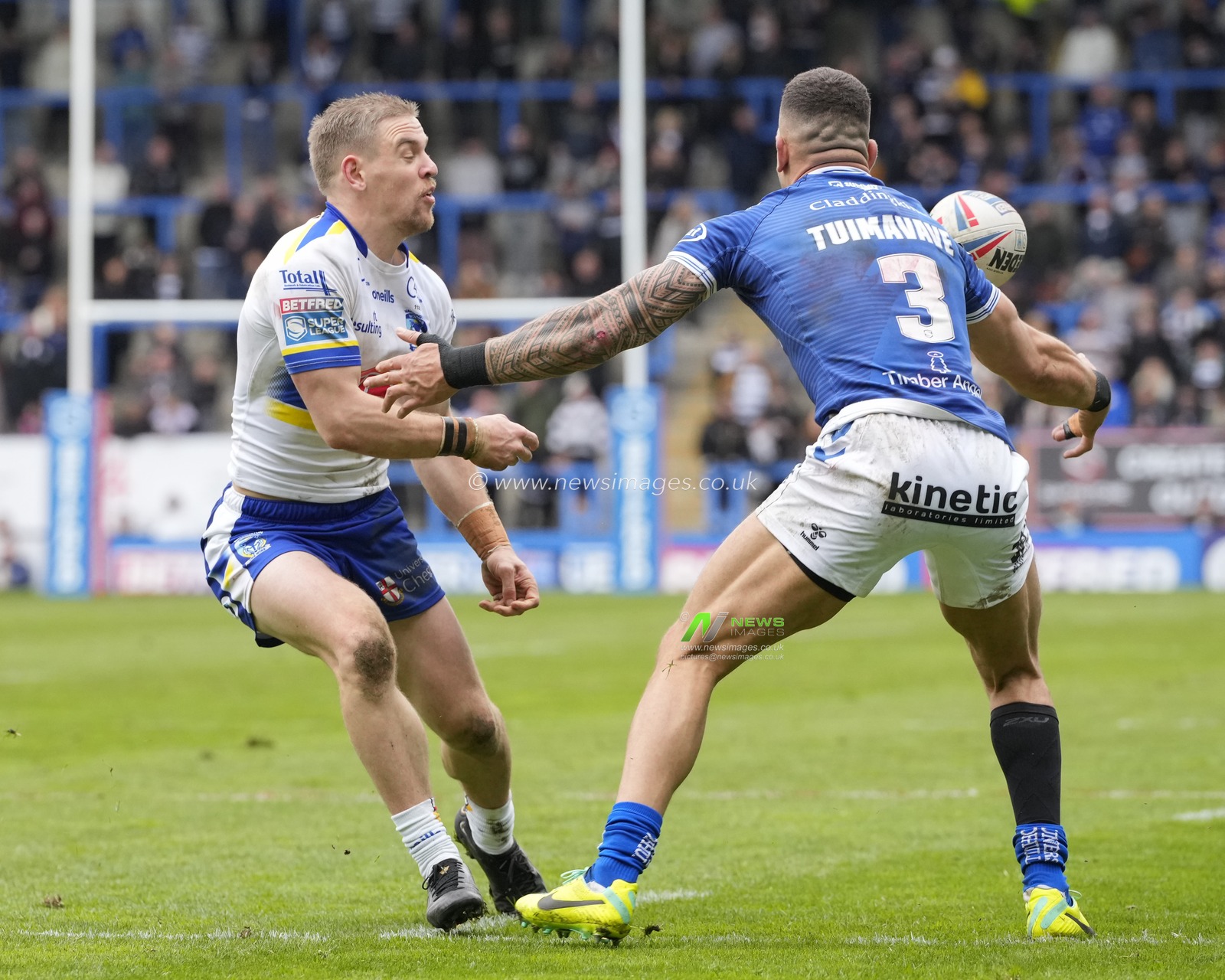 Matt Dufty #1 of Warrington Wolves passes the ball under pressure from Carlos Tuimavave #3 of Hull FC during the Betfred Super League Round 7 match Warrington Wolves vs Hull FC at Halliwell Jones Stadium, Warrington, United Kingdom, 1st April 2023

(Photo by Steve Flynn/News Images)