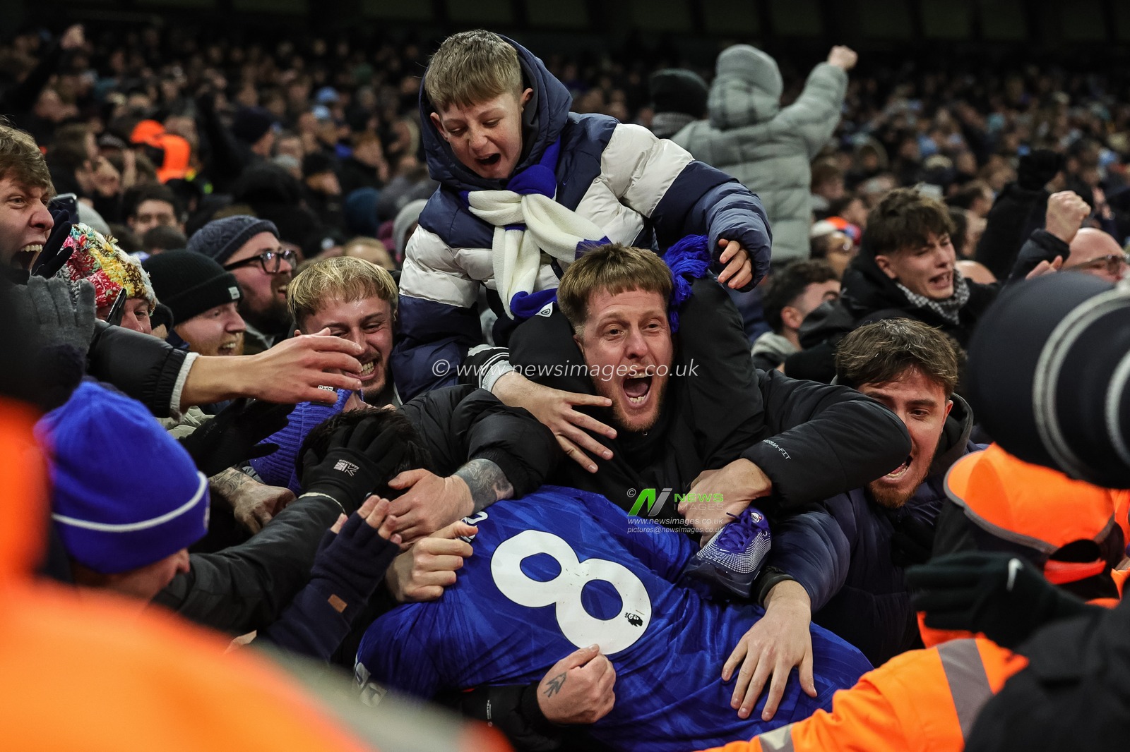 Enzo Fernandez of Chelsea celebrates his goal to make it 1-1 wit the fans during the Premier League match Manchester City vs Chelsea at Etihad Stadium, Manchester, United Kingdom, 4th January 2026

(Photo by Mark Cosgrove/News Images)

*** GER AUT SUI OUT ***