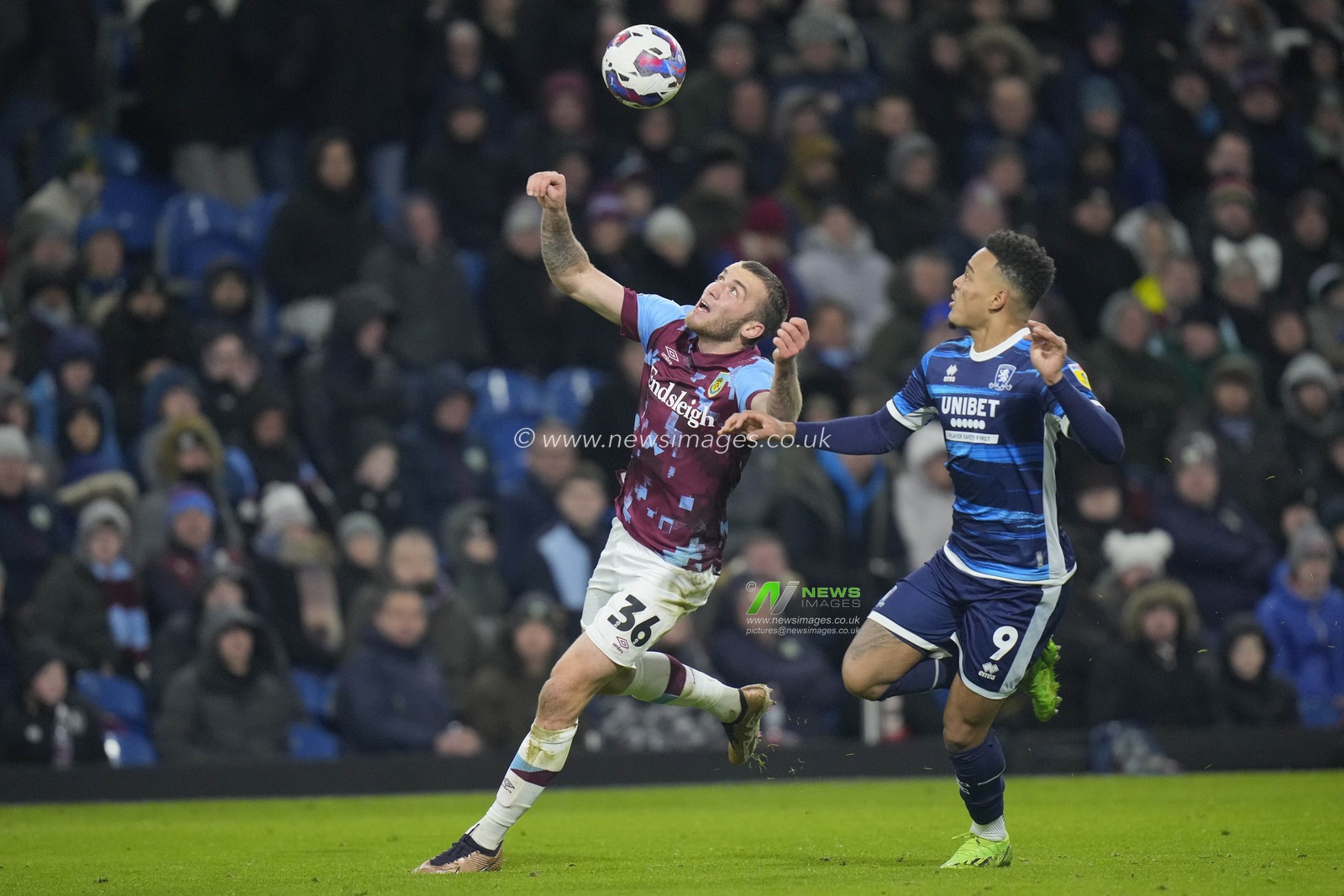 Rodrigo Muniz #9 of Middlesbrough competes for a header with Jordan Beyer #36 of Burnley during the Sky Bet Championship match Burnley vs Middlesbrough at Turf Moor, Burnley, United Kingdom, 17th December 2022

(Photo by Steve Flynn/News Images)