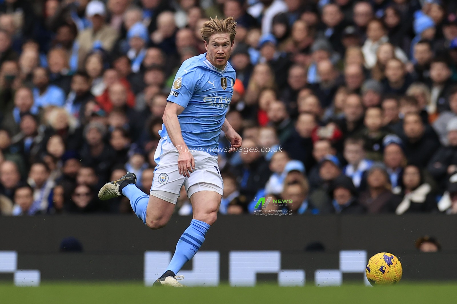 Kevin De Bruyne of Manchester City runs with the ball during the Premier League match Manchester City vs Everton at Etihad Stadium, Manchester, United Kingdom, 10th February 2024

(Photo by Conor Molloy/News Images)