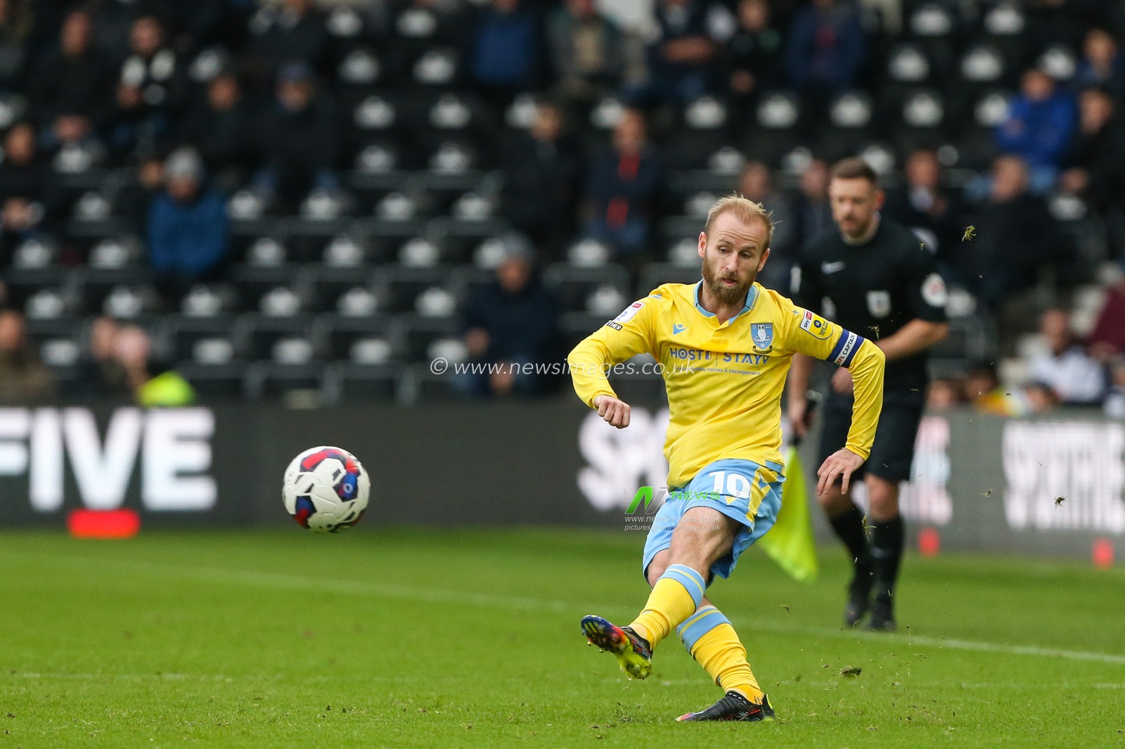 Barry Bannan #10 of Sheffield Wednesday passes the ball during the Sky Bet League 1 match Derby County vs Sheffield Wednesday at Pride Park Stadium, Derby, United Kingdom, 3rd December 2022

(Photo by Arron Gent/News Images)