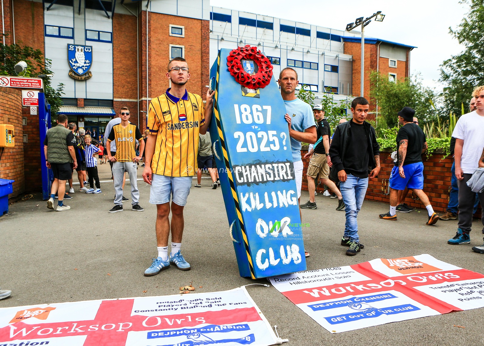 Sheffield Wednesday fans protest outside during the Sky Bet Championship match Sheffield Wednesday vs Stoke City at Hillsborough, Sheffield, United Kingdom, 16th August 2025

(Photo by Richard Bierton/News Images)