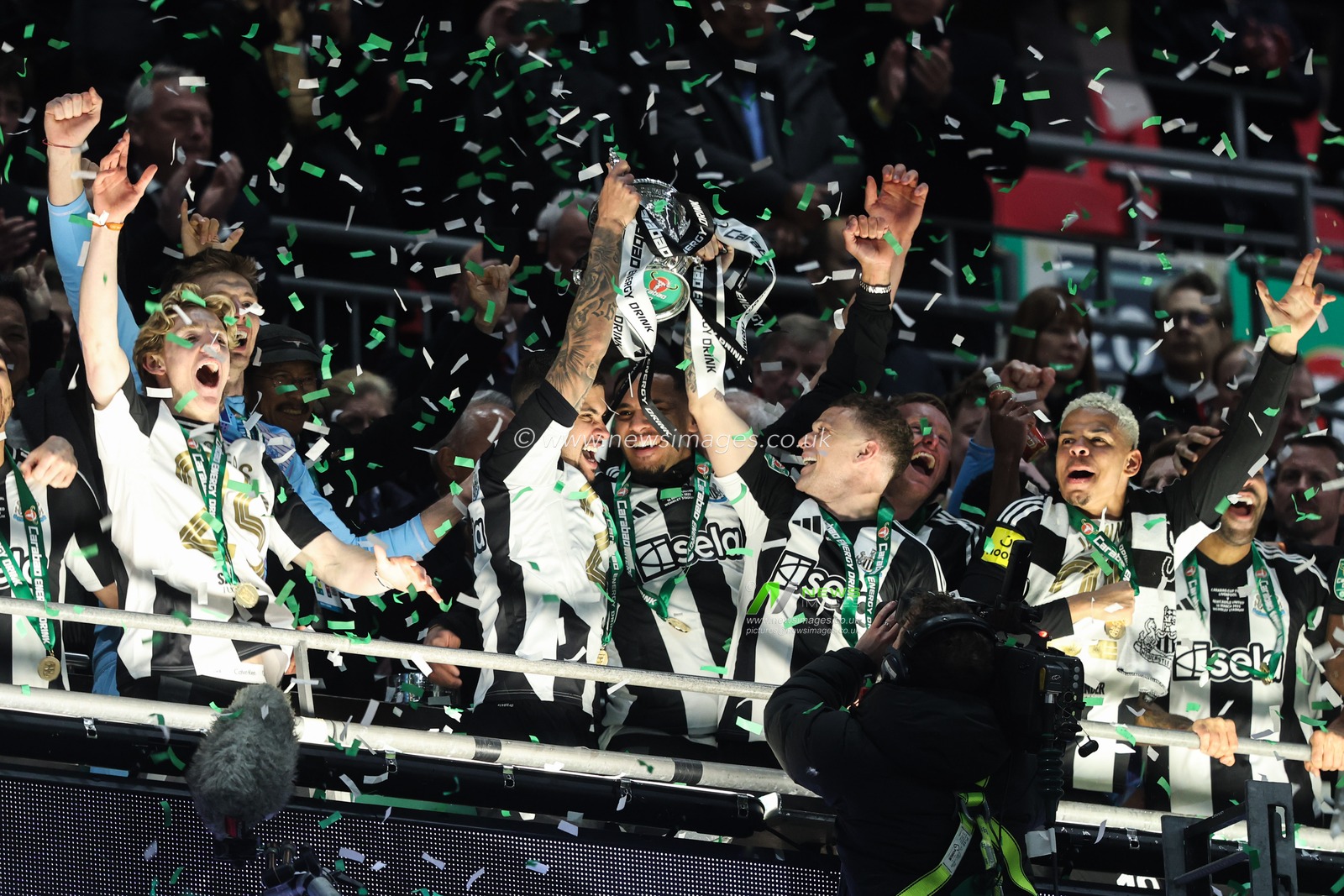 Bruno GuimarÃ£es of Newcastle United and Kieran Trippier of Newcastle United lift the Carabao Cup after their teams win in the Carabao Cup Final match Liverpool vs Newcastle United at Wembley Stadium , London, United Kingdom, 16th March 2025

(Photo by Alfie Cosgrove/News Images)