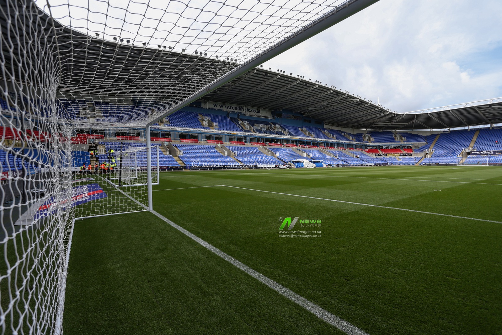 A general view of the stadium during the Sky Bet Championship match Reading vs Huddersfield Town at Select Car Leasing Stadium, Reading, United Kingdom, 1st October 2022

(Photo by Arron Gent/News Images)
