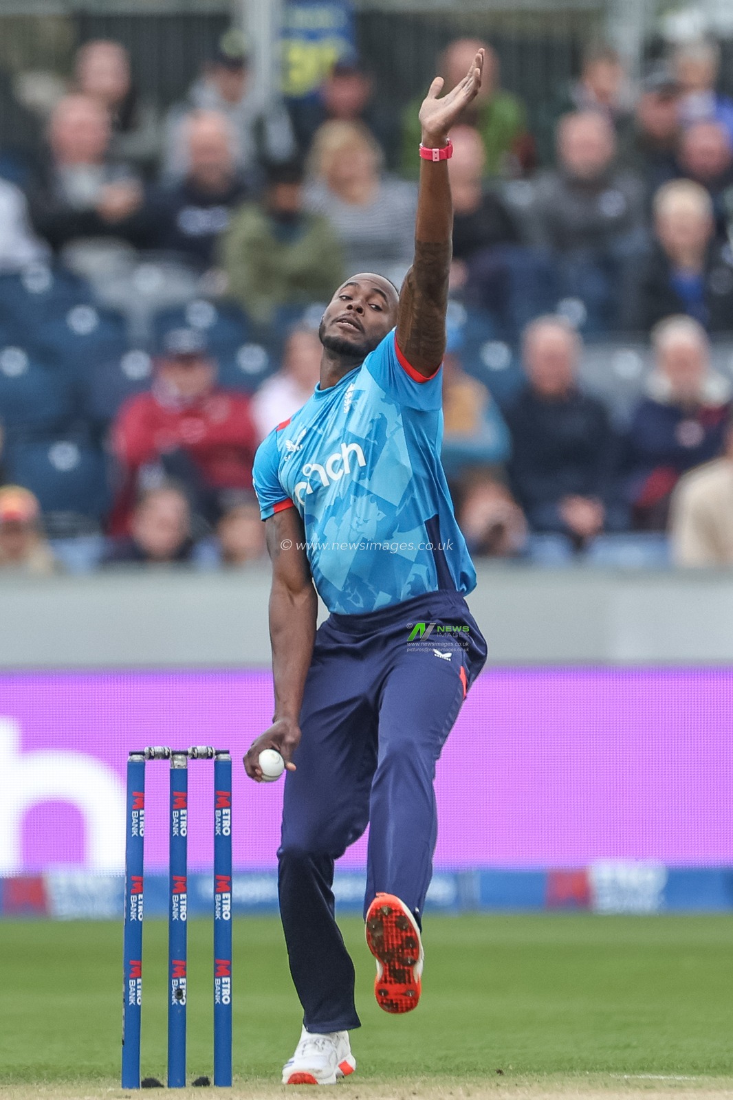 Jofra Archer of England delivers the ball during the Third Metro Bank One Day International match England vs Australia at The Seat Unique Riverside, Chester-le-street, United Kingdom, 24th September 2024

(Photo by Mark Cosgrove/News Images)