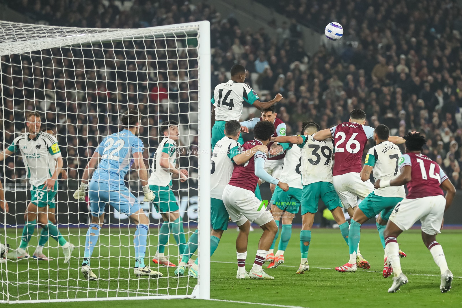 Alexander Isak of Newcastle United heads clear during the Premier League match West Ham United vs Newcastle United at London Stadium, London, United Kingdom, 10th March 2025

(Photo by Izzy Poles/News Images)