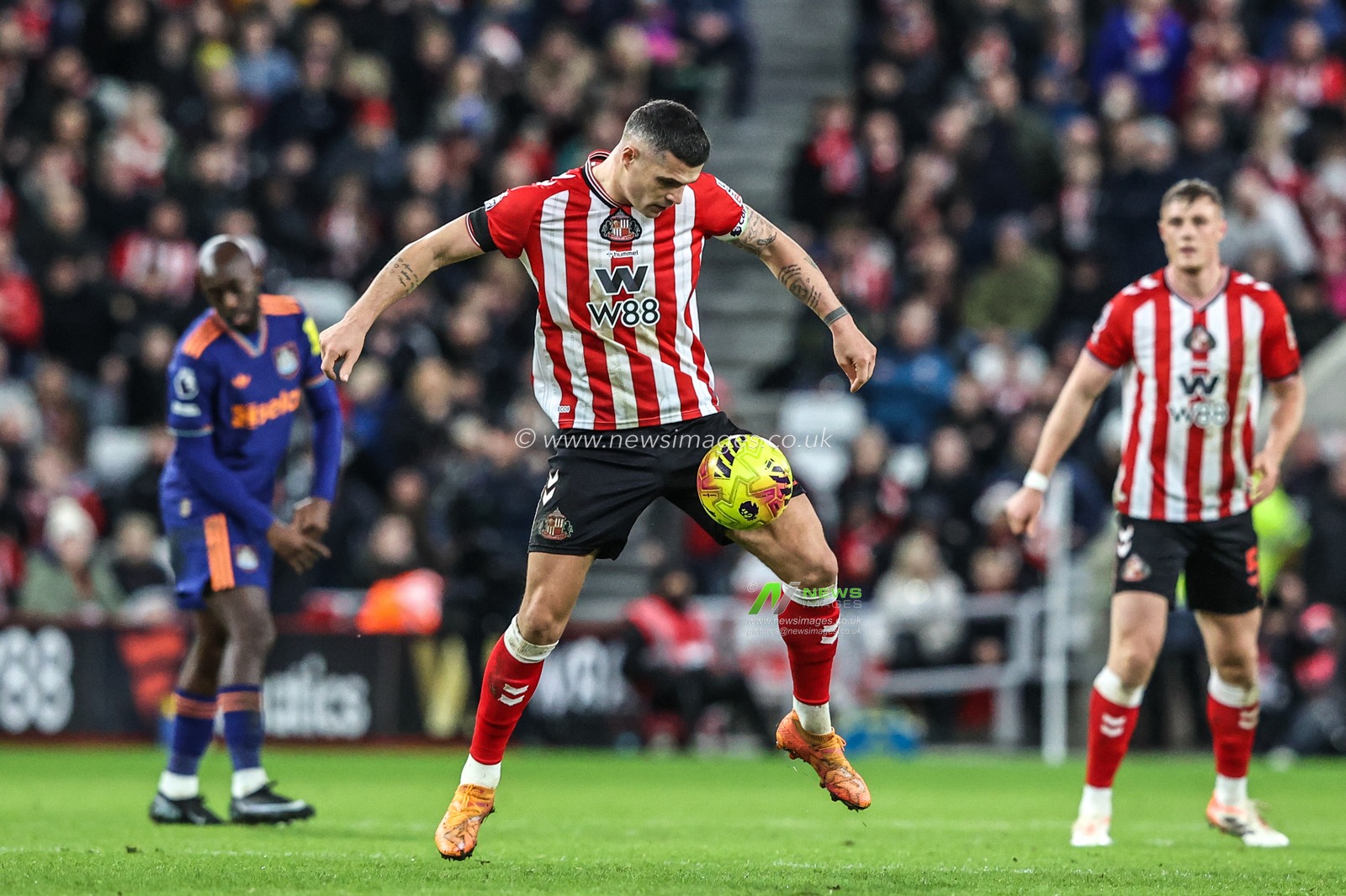 Granit Xhaka of Sunderland controls the ball during the Premier League match Sunderland vs Newcastle United at Stadium Of Light, Sunderland, United Kingdom, 14th December 2025

(Photo by Alfie Cosgrove/News Images)

*** GER AUT SUI OUT ***
