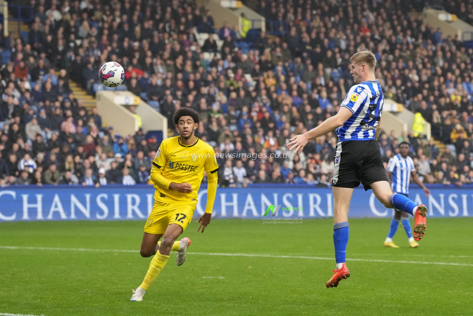 Mark McGuinness #34 of Sheffield Wednesday heads goalwards during the Sky Bet League 1 match Sheffield Wednesday vs Burton Albion at Hillsborough, Sheffield, United Kingdom, 29th October 2022

(Photo by Steve Flynn/News Images)