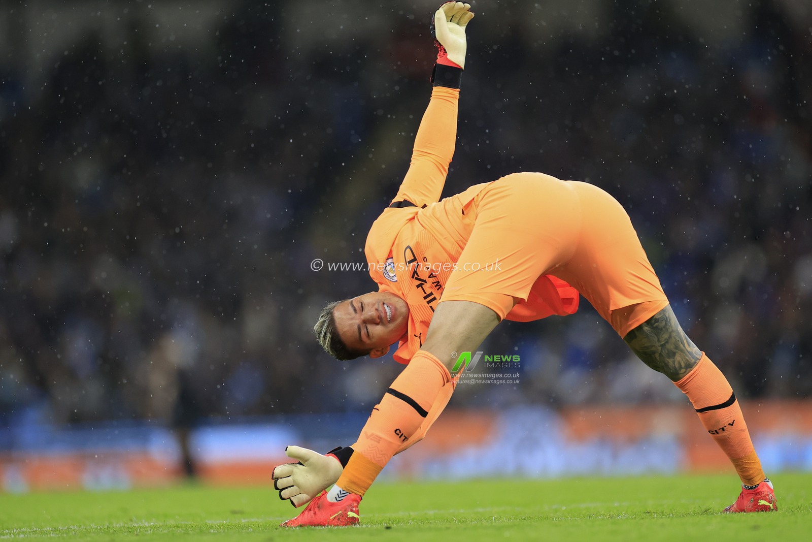 Ederson #31 of Manchester City does his stretch exercises during the game the Premier League match Manchester City vs Everton at Etihad Stadium, Manchester, United Kingdom, 31st December 2022

(Photo by Conor Molloy/News Images)