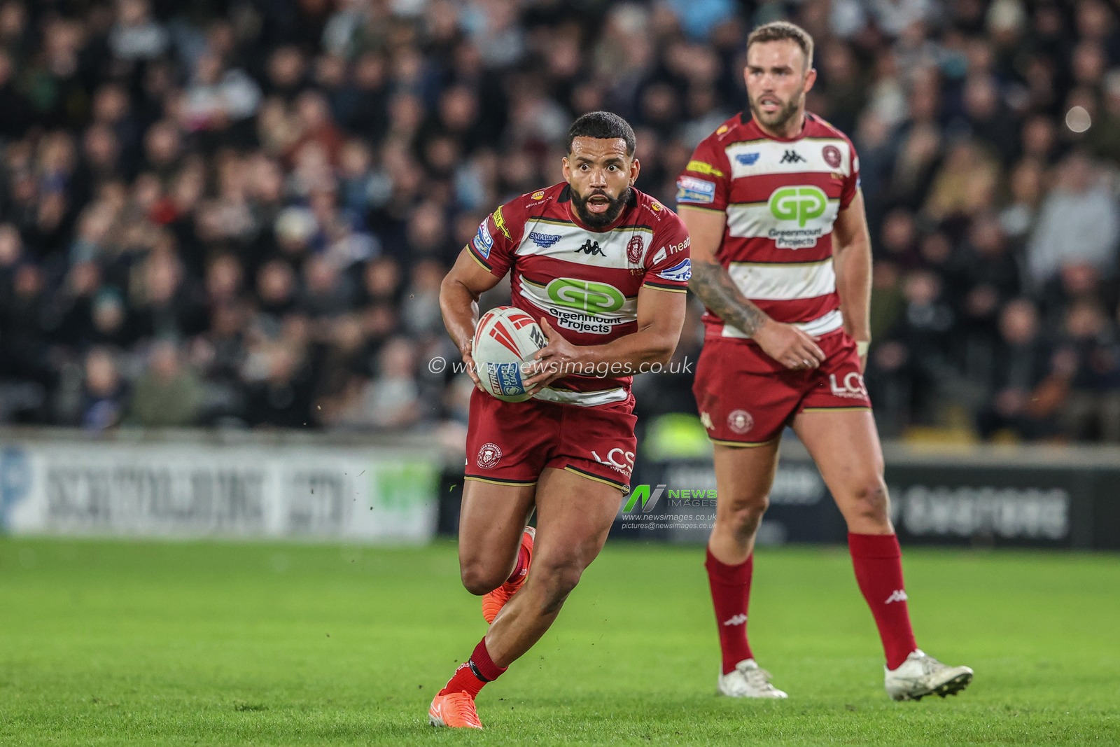 ï»¿ï»¿ï»¿Kruise Leeming of Wigan Warriors breaks with the ball during the Betfred Super League Round 2 match Hull FC vs Wigan Warriors at MKM Stadium, Hull, United Kingdom, 21st February 2025

(Photo by Alfie Cosgrove/News Images)