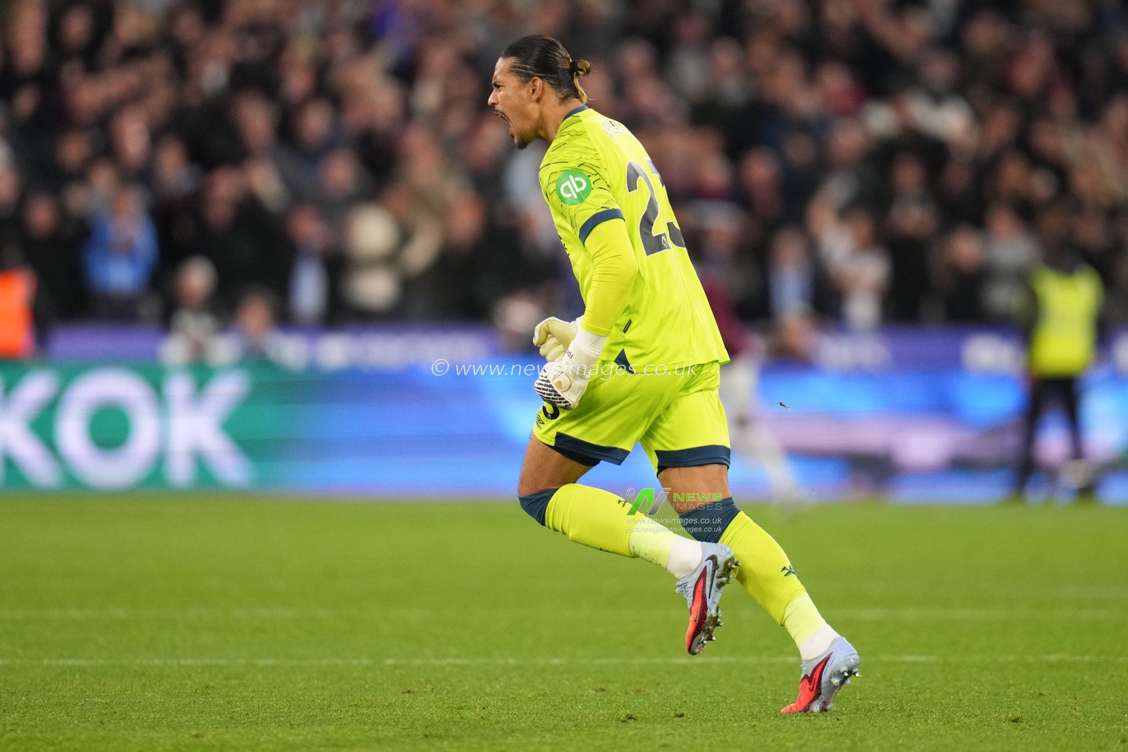 Alphonse Areola of West Ham United celebrates third goal during the Premier League match West Ham United vs Burnley at London Stadium, London, United Kingdom, 8th November 2025

(Photo by Harvey Murphy/News Images)

*** GER AUT SUI OUT ***