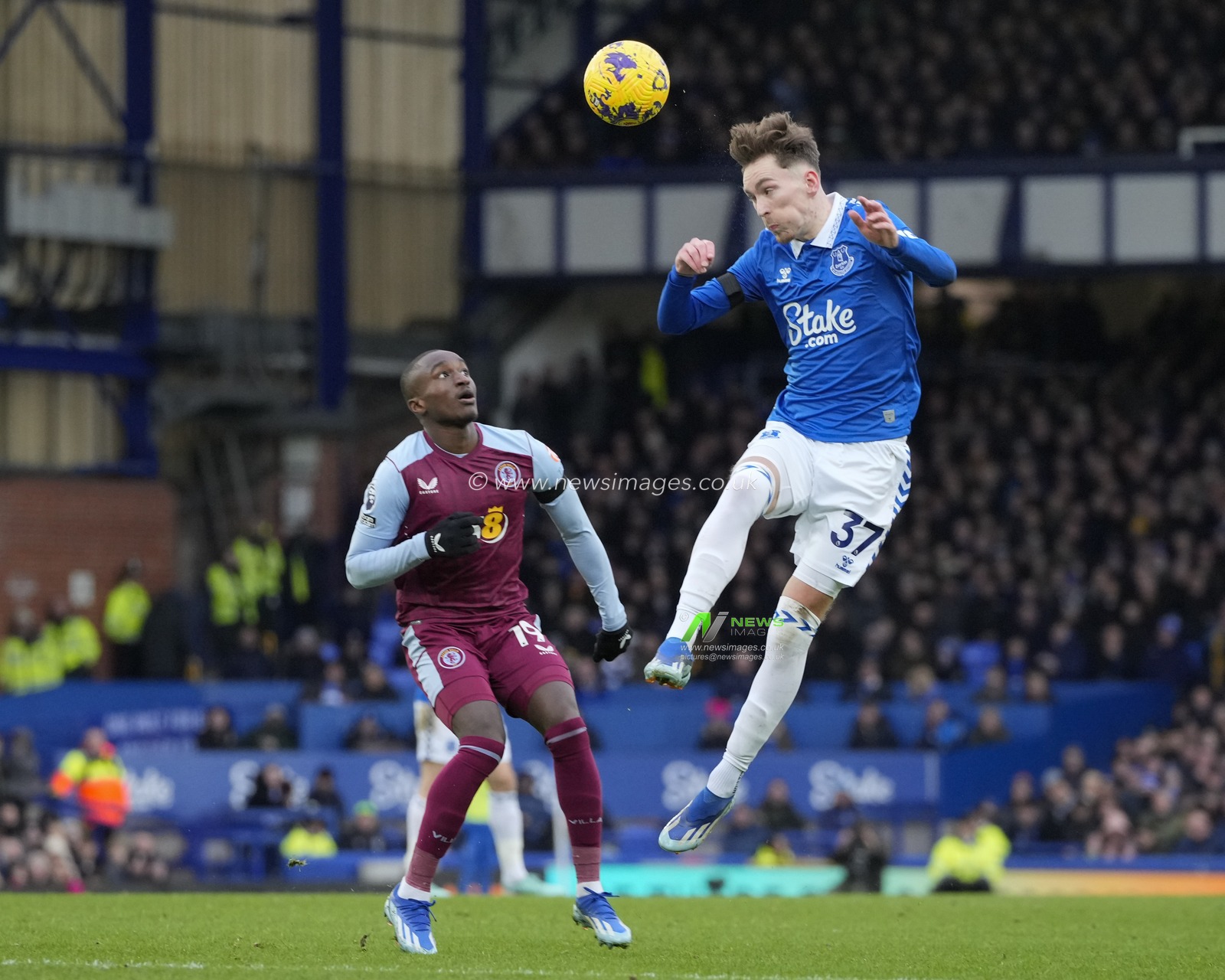 James Garner of Everton wins a header during the Premier League match Everton vs Aston Villa at Goodison Park, Liverpool, United Kingdom, 14th January 2024

(Photo by Steve Flynn/News Images)