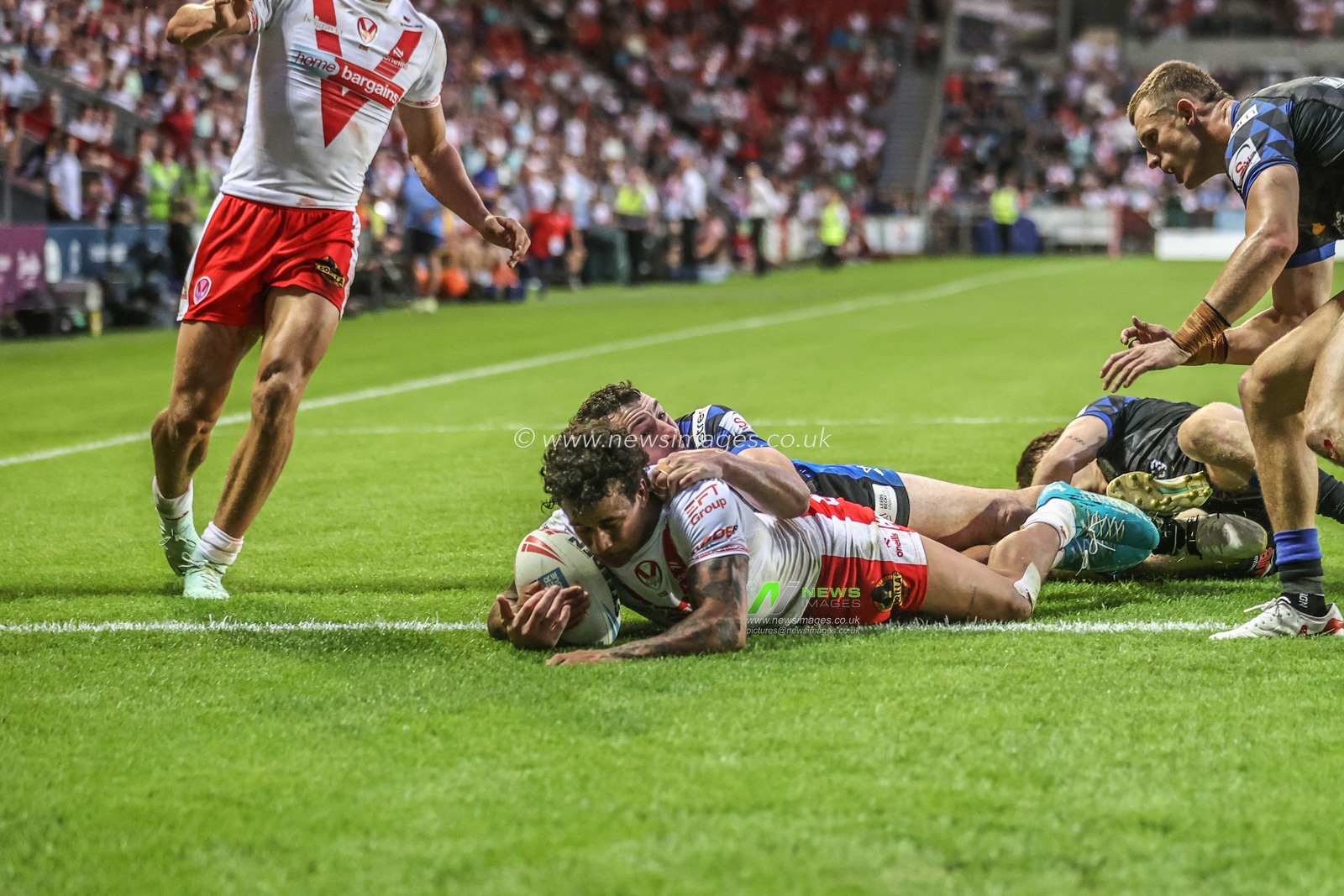 Tristan Sailor of St. Helens goes over for a try during the Betfred Super League round 15 match St Helens vs Leeds Rhinos at Totally Wicked Stadium, St Helens, United Kingdom, 20th June 2025

(Photo by Alfie Cosgrove/News Images)