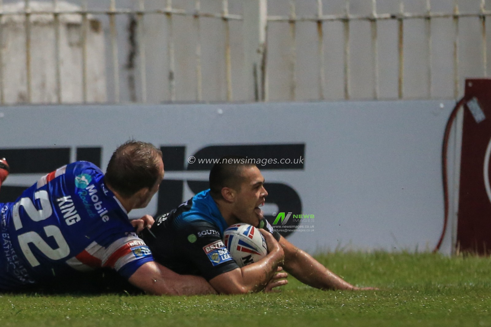 7th June 2019 , Mobile Rocket Stadium, Wakefield, England;  Betfred Super League, Round 17, Wakefield Trinity vs Leeds Rhinos ; Tui Lolohea (6) of Leeds Rhinos 
goes over for a try 

 

Credit: Mark Cosgrove/News Images
