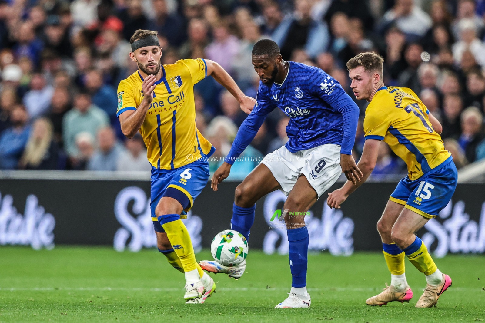 Baily Cargill of Mansfield Town and Beto of Everton battle for the ball during the Carabao Cup match Everton vs Mansfield Town at Hill Dickinson Stadium, Liverpool, United Kingdom, 27th August 2025

(Photo by Alfie Cosgrove/News Images)