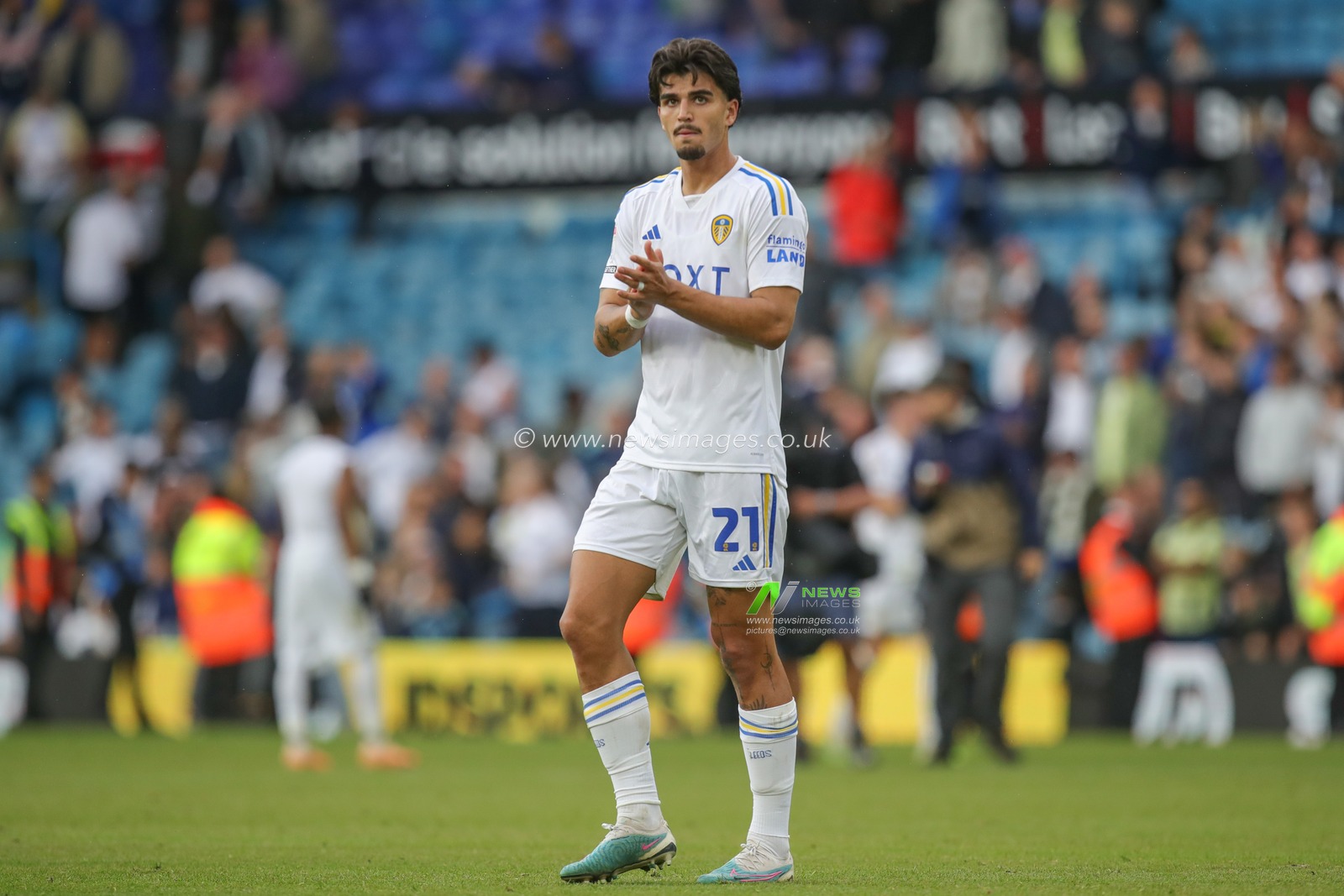 Pascal Struijk #21 of Leeds United applauds the home fans after the Sky Bet Championship match Leeds United vs Cardiff City at Elland Road, Leeds, United Kingdom, 6th August 2023

(Photo by James Heaton/News Images)