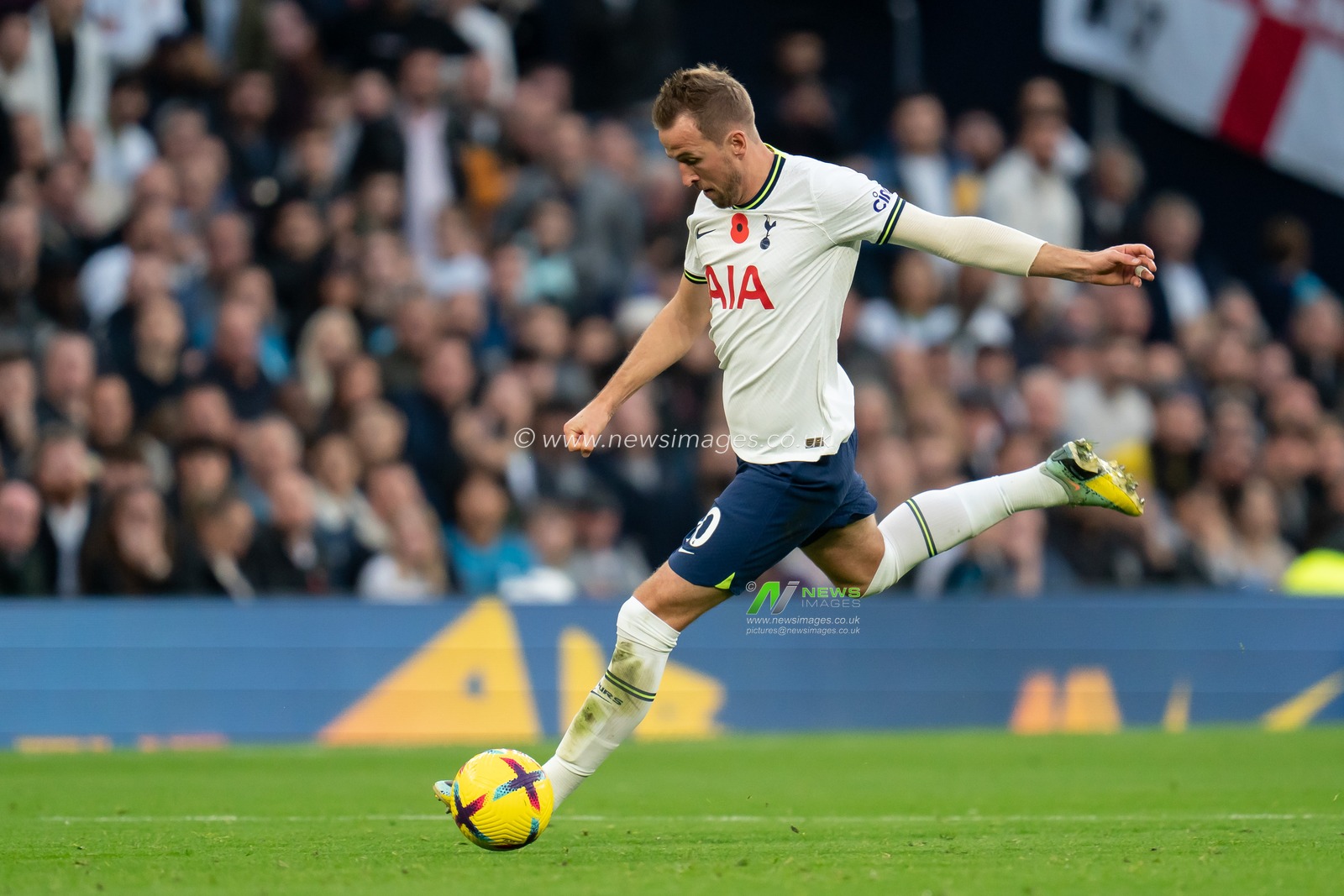 Harry Kane #10 of Tottenham Hotspur during the Premier League match Tottenham Hotspur vs Leeds United at Tottenham Hotspur Stadium, London, United Kingdom, 12th November 2022

(Photo by Richard Washbrooke/News Images)