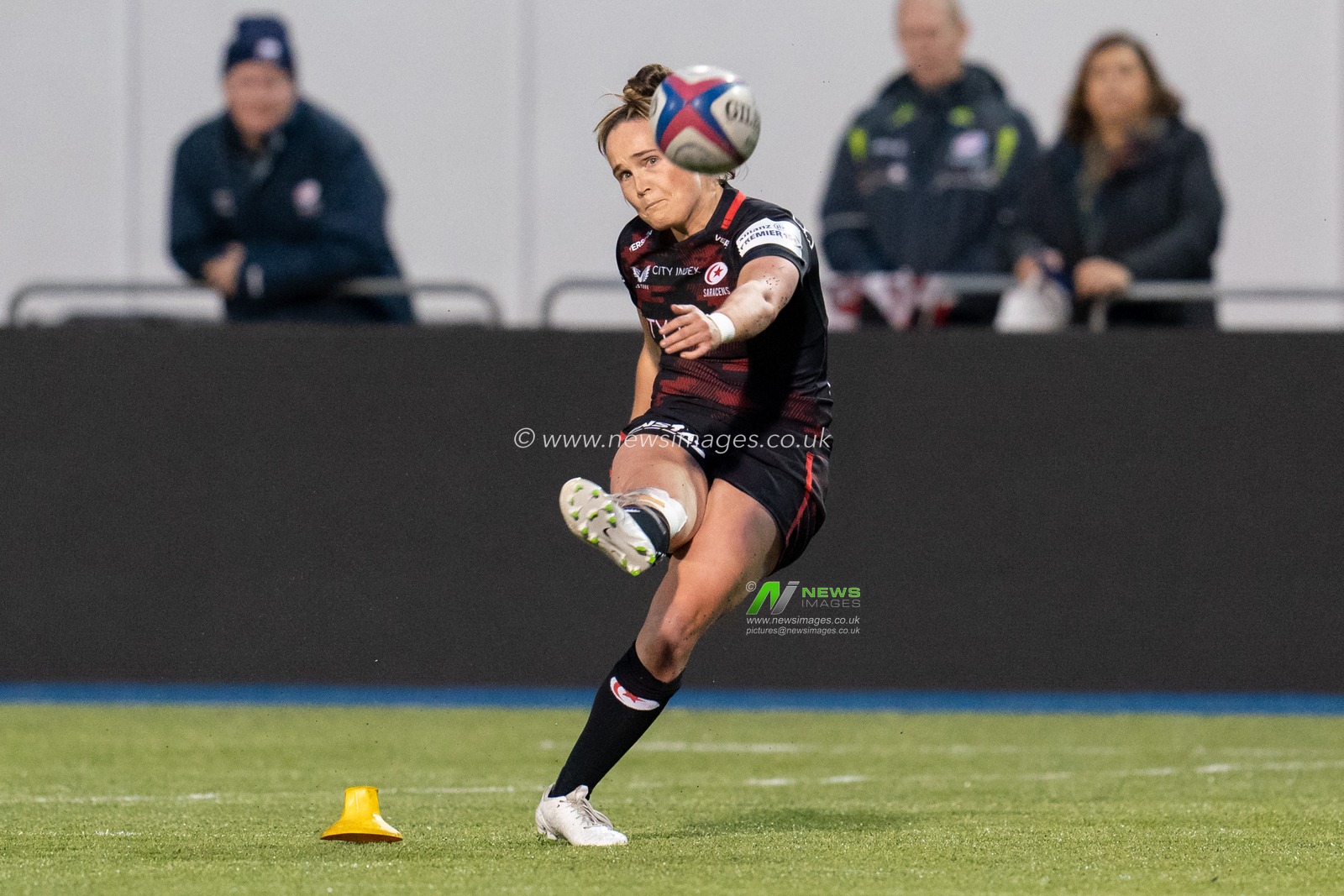 Flo Williams #10 of Saracens Women converse the try kick during the Women's Allianz Premier 15's match Saracens Women vs Wasps Women at StoneX Stadium, London, United Kingdom, 27th November 2022

(Photo by Richard Washbrooke/News Images)