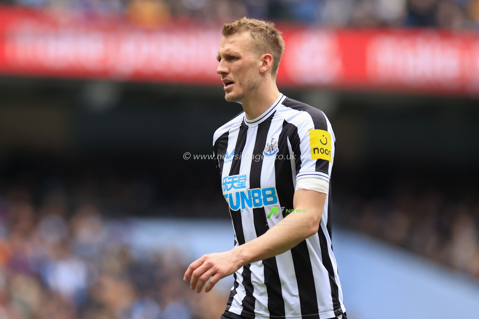 Dan Burn #33 of Newcastle United during the Premier League match Manchester City vs Newcastle United at Etihad Stadium, Manchester, United Kingdom, 4th March 2023

(Photo by Conor Molloy/News Images)