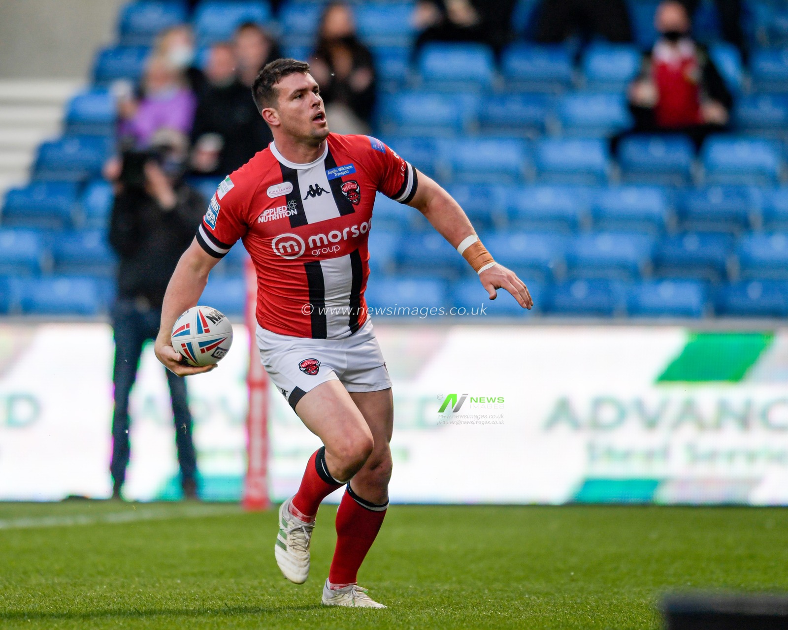 Darcy Lussick (28) of Salford Red Devils celebrates scoring a try to make it 16-32