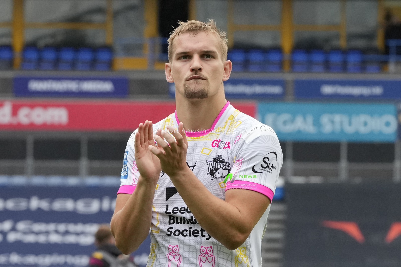 A dejected Luke Hooley #21 of Leeds Rhinos salutes the fans after the Betfred Super League Round 23 match Huddersfield Giants vs Leeds Rhinos at John Smith's Stadium, Huddersfield, United Kingdom, 27th August 2023

(Photo by Steve Flynn/News Images)