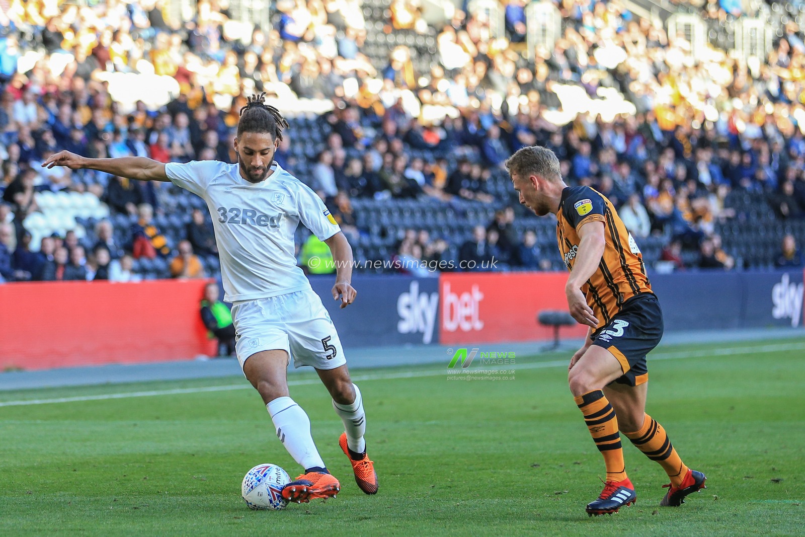 29th September 2018, KCOM Stadium, Hull , England; Sky Bet Championship, Hull City v Middlesbrough ; Ryan Shotton (05) of Middlesbrough holds the ball

Credit:   Mark Cosgrove/News Images

English Football League images are subject to DataCo Licence