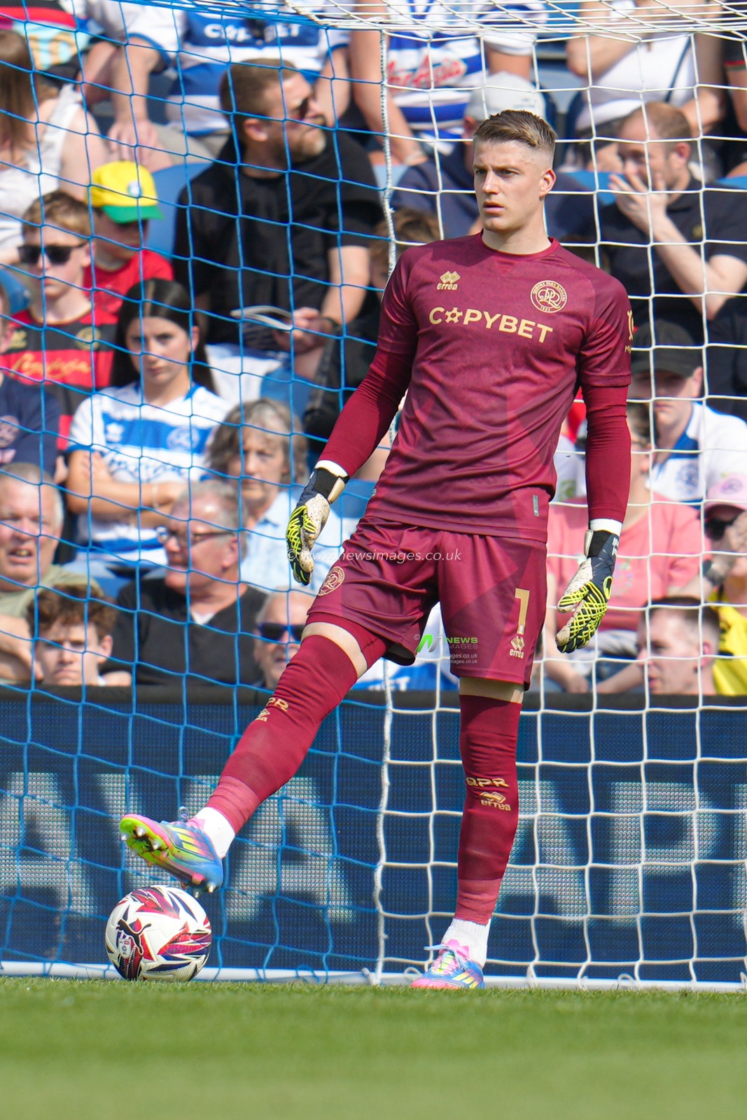 Paul Nardi of Queens Park Rangers during the Sky Bet Championship match Queens Park Rangers vs Bristol City at Kiyan Prince Foundation Stadium, London, United Kingdom, 12th April 2025

(Photo by Harvey Murphy/News Images)
