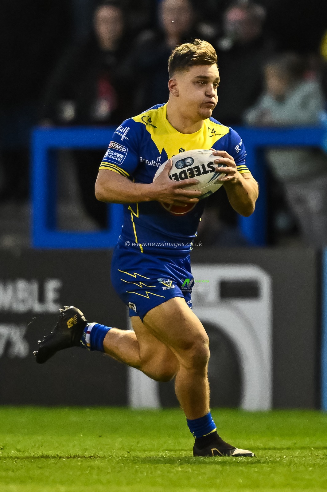 Leon Hayes of Warrington Wolves makes a break during the Betfred Challenge Cup Sixth Round match Warrington Wolves vs London Broncos at Halliwell Jones Stadium, Warrington, United Kingdom, 23rd March 2024

(Photo by Craig Thomas/News Images)