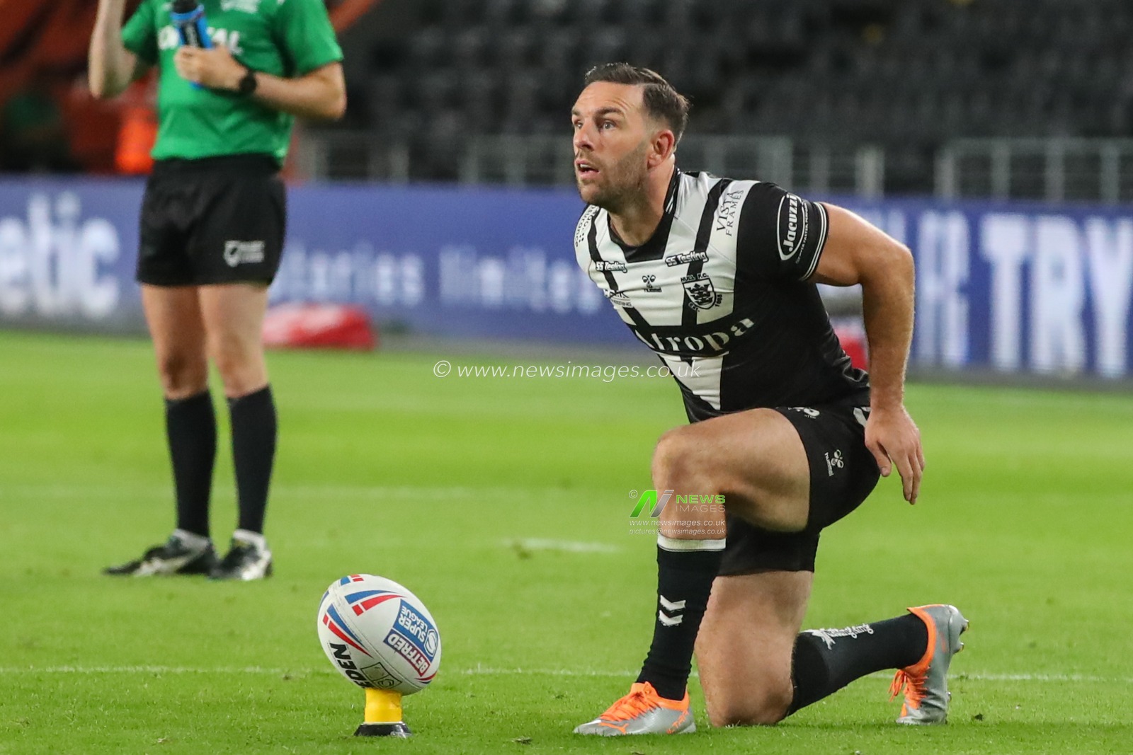 Luke Gale #7 of Hull FC prepares to kick the conversion kick
