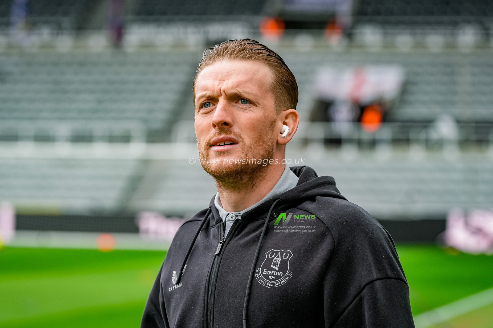 Everton goalkeeper Jordan Pickford inspects the pitch prior to kick off during the Premier League match Newcastle Untied vs Everton at St. James's Park, Newcastle, United Kingdom on 28 February 2026

(Photo by Maynard Manyowa/News Images)