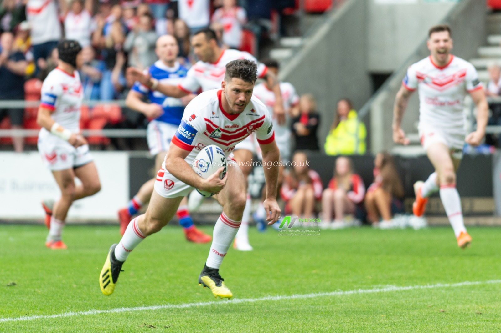 1st June 2019 , Totally Wicked Stadium, St Helens, England; Coral Challenge Cup 2019, Quarter Final , St Helens vs Wakefield Trinity ; Lachlan Coote of St Helens scores a try


Credit: Richard Long/News Images