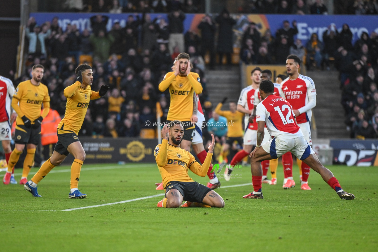 Matheus Cunha of Wolverhampton Wanderers reacts to a missed shot on goal during the Premier League match Wolverhampton Wanderers vs Arsenal at Molineux, Wolverhampton, United Kingdom, 25th January 2025

(Photo by Craig Thomas/News Images)