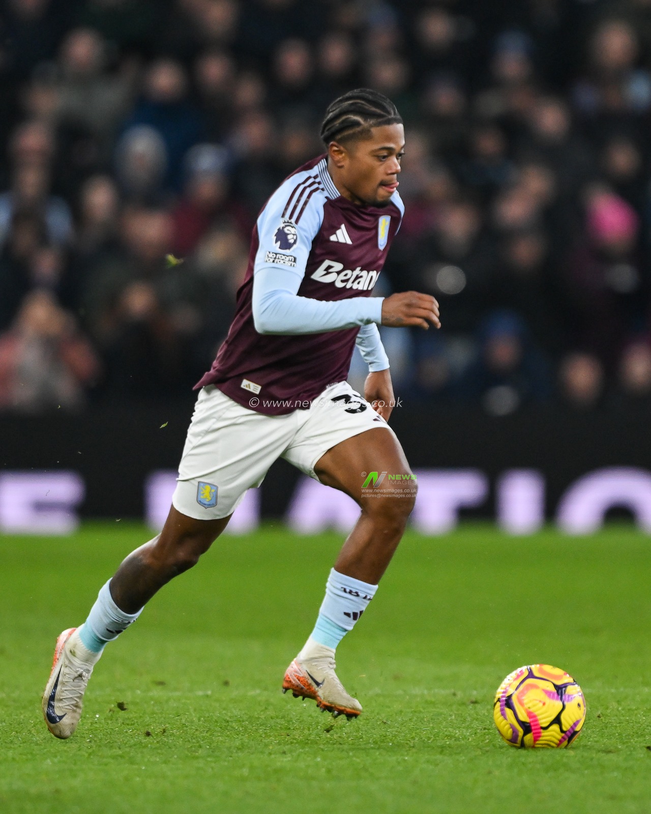 Leon Bailey of Aston Villa makes a break with the ball during the Premier League match Aston Villa vs Leicester City at Villa Park, Birmingham, United Kingdom, 4th January 2025

(Photo by Craig Thomas/News Images)