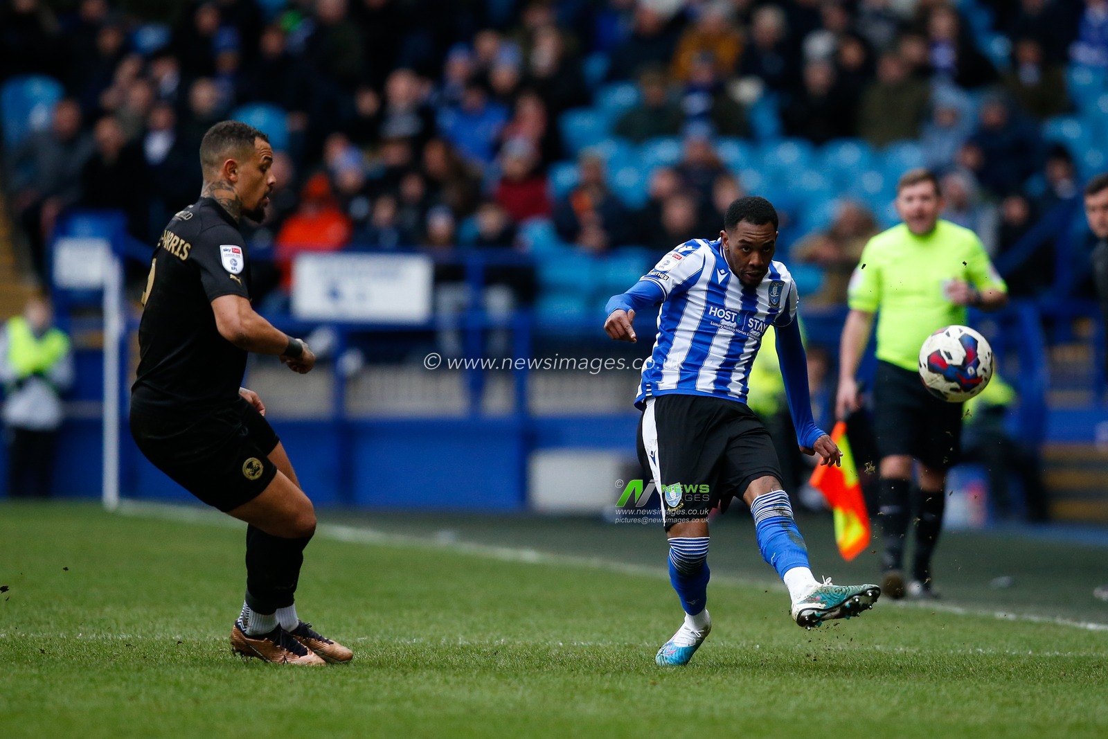 Jaden Brown #3 of Sheffield Wednesday and Jonson Clarke-Harris #9 of Peterborough United during the Sky Bet League 1 match Sheffield Wednesday vs Peterborough at Hillsborough, Sheffield, United Kingdom, 4th March 2023

(Photo by Ben Early/News Images)